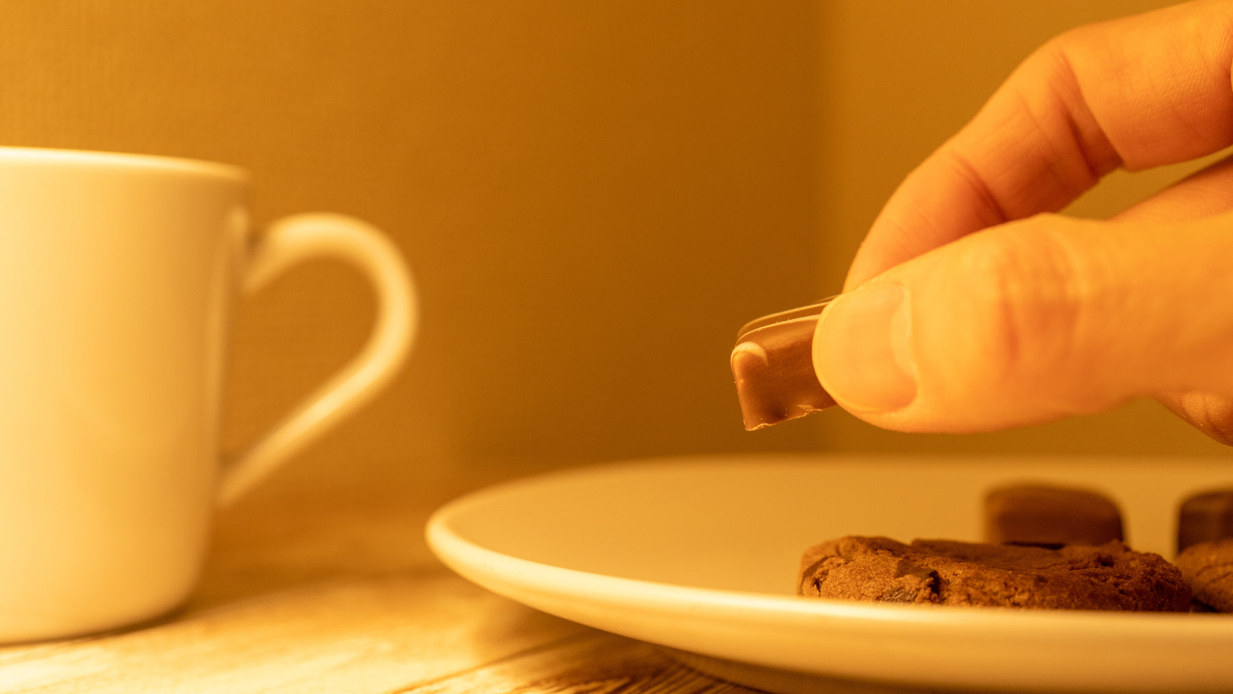 夜に甘いものを食べると太る理由とは？